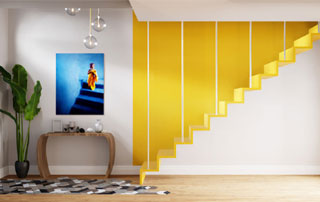 pièce avec escalier avec peinture murale jaune
