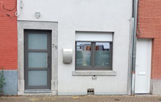 façade à Liège avec porte et fenêtres en PVC