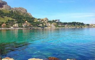 photo d'une vue sur mer et montagnes en Italie - Service Voyages