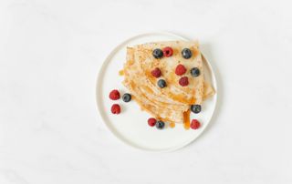 Crêpes avec des framboises et des myrtilles