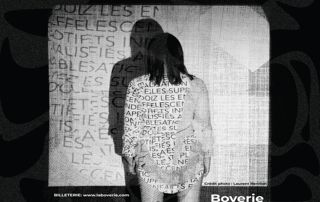 la Boverie, photo d'une femme de dos sous projecteur
